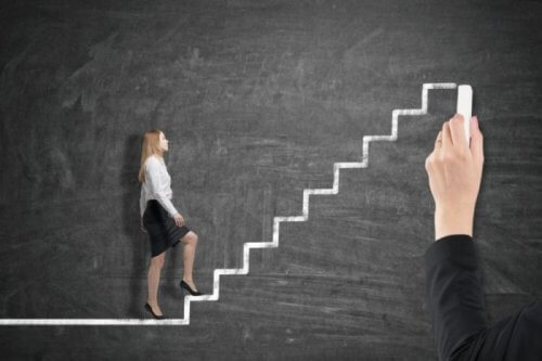 peterin periaate: nainen nousee johtoportaita ylös