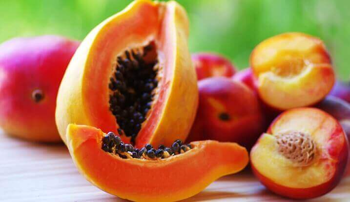 papaija ja persikka hellivät vatsaa