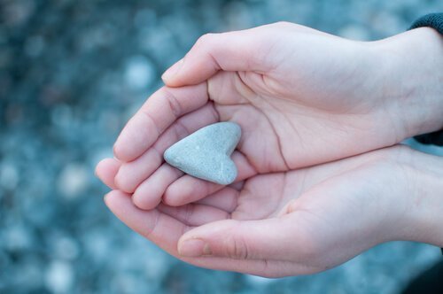 Kiusaamisen terveysvaikutukset: sydämen muotoinen kivi