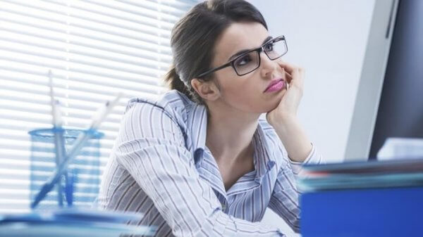 nainen haaveilee töissä