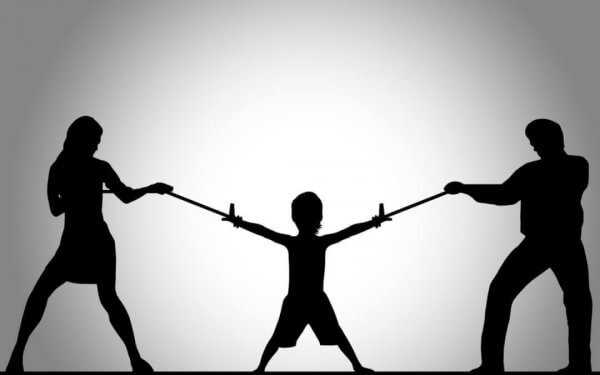 vanhemmat vetävät lasta omille puolilleen