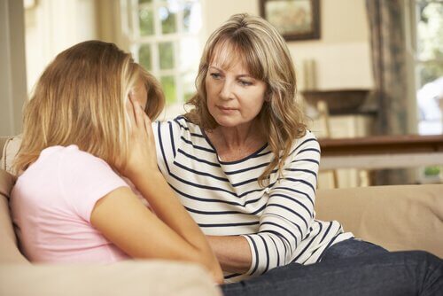 kommunikaatio lasten ja vanhempien välillä: äiti ja tytär juttelevat