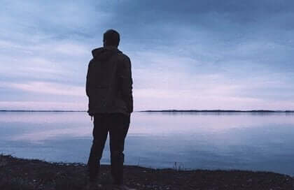 mies veden äärellä