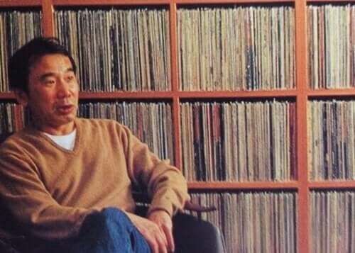 Murakami LP-levyjen ympäröimänä