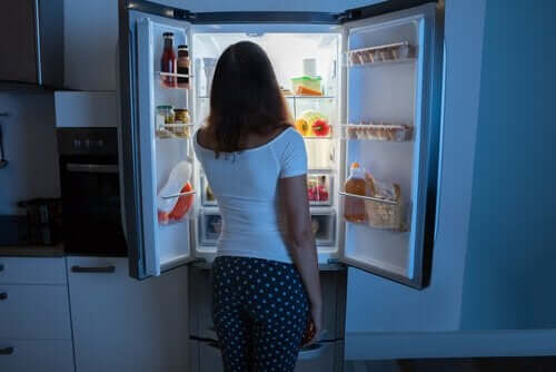nainen jääkaapilla keskellä yötä
