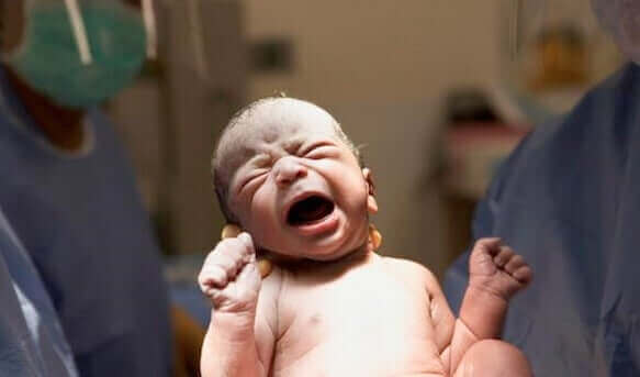 vauvan syntyminen aiheuttaa itkua