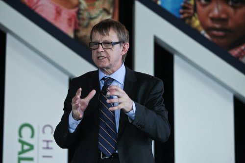 Hans Rosling puhuu yleisölle