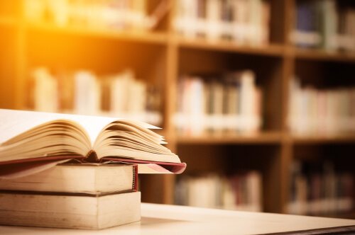 kirjat kirjastossa
