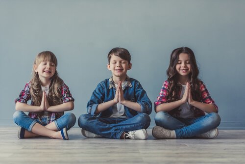 lapset meditoivat