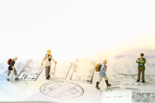 matkailijat passin päällä