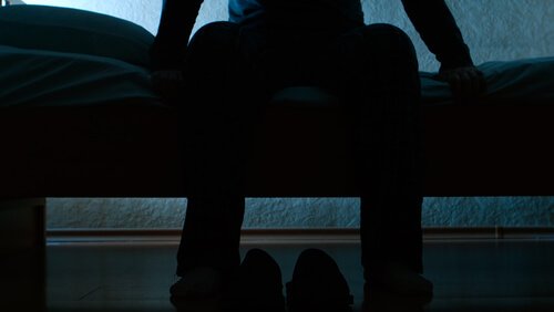 istuu sängyn reunalla