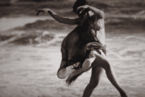 Isadora Duncan kertoo saaneensa inspiraation tanssiin meren aalloista