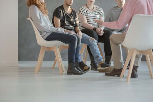 Integratiivinen psykoterapia keskittyy pieniin 5-7 potilaan ryhmiin, jossa potilaan sosiaalisia kykyjä harjoitetaan yksilöllisesti