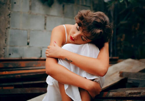 Kun tunnet olosi surulliseksi, esitä itsellesi kysymyksiä, jotka auttavat helpottamaan oloa ja selvittämään surun alkuperää