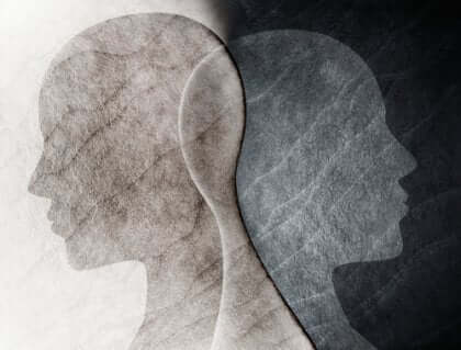 harmaa ja ruskea hahmo sulautuvat toisiinsa