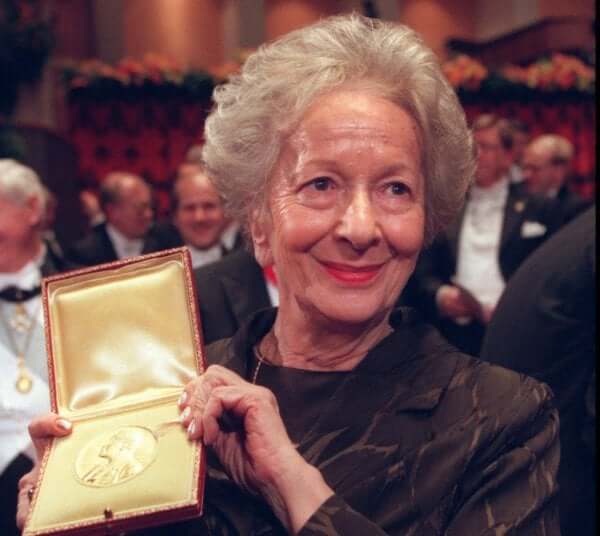 Wisława Szymborska vastaanottamassa palkintoa