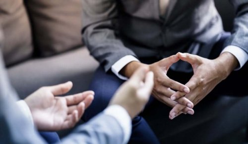 Geoffrey Beattie keskittyi tutkimuksissaan siihen, miten eleet ja puhe voivat täydentää toisiaan