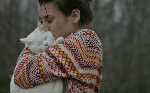 nainen halaa kissaa