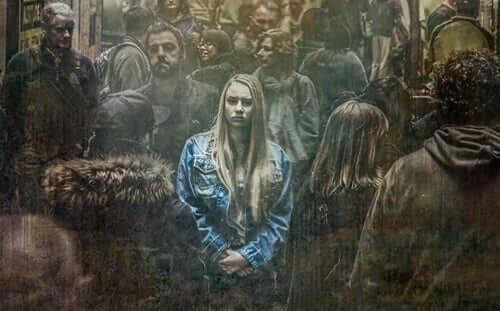 nainen väkijoukossa