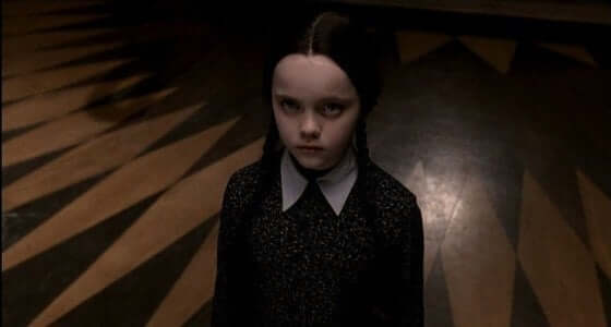 Tyttö Addamsin perheestä.