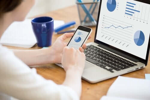 Tietokone ja älypuhelin.