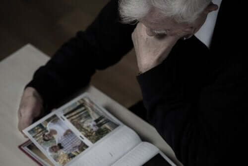 Lääkkeetön dementian hoito voi sisältää valokuvien katselua.
