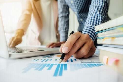 Tutkijat määrittävät tilastotieteen peruskäsitteet.