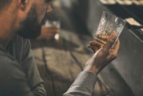 Mies katsoo tyhjää lasiaan.