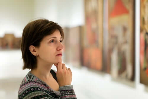 Neuroestetiikka: nainen tarkastelee taidetta.