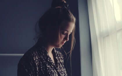 Nainen on allapäin.