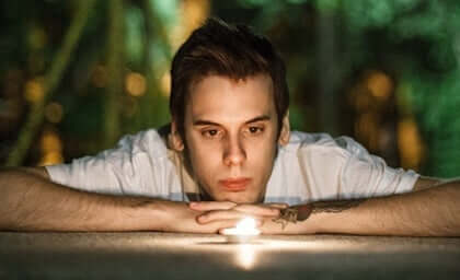 Periksiantamattomuuden harjoitteleminen kynttilän avulla.