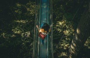 Duttonin ja Aronin teoria kiihottumisen väärin tulkitsemisesta