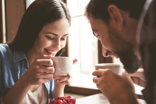 Mies ja nainen nauttivat kahvia yhdessä.