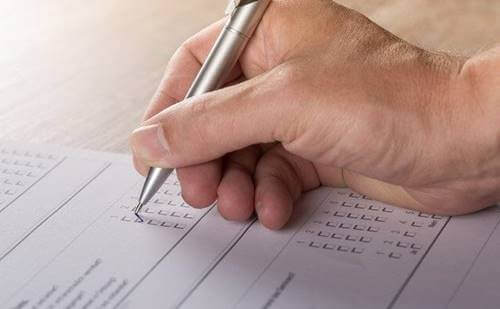 Robert Haren psykopatian testiä sovelletaan puolittain jäsennellyissä haastattelussa, jossa ammattilaisen on annettava 0–2 pistettä jokaisesta kysymyksestä