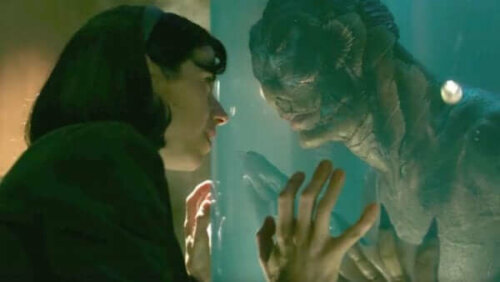 Ohjaaja Guillermo Del Toro on kertonut useissa haastatteluissa, että elokuvan otsikko "The Shape of Water" viittaa rakkauteen