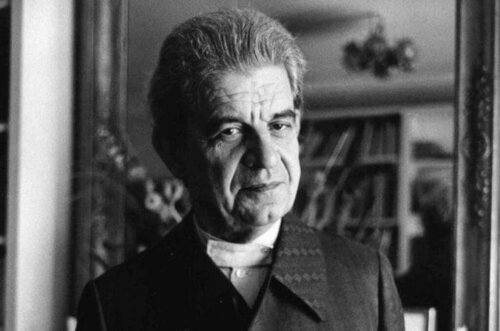 Jacques Lacan oli ranskalainen psykiatri ja psykoanalyytikko, joka esitteli aikanaan psykoanalyysiin innovatiivisia elementtejä, kuten teorian objet petit a