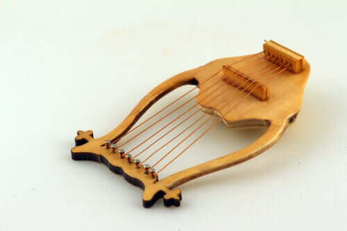 Hermesin myytin mukaan vasta muutaman päivän ikäinen siivekäs jumala keksi puolivahingossa instrumentin, joka tunnetaan tänä päivänä nimellä lyyra