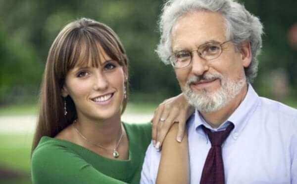 Ikäero parisuhteissa on juoruamisen aihe.