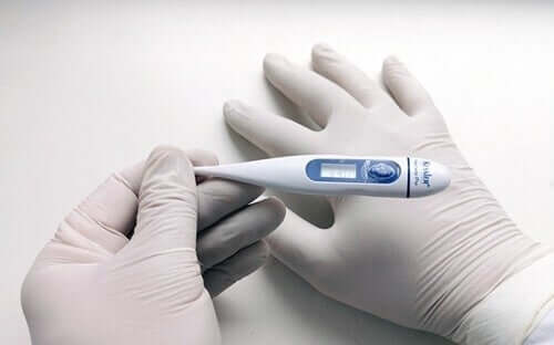 Kuume on yksi koronaviruksen aiheuttaman taudin oireista