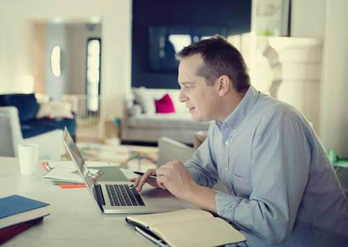 Muutamia vinkkejä etätyöhön: pukeudu asiallisesti.