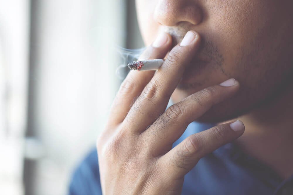 Tupakointi lisää koronaviruksen komplikaatioiden riskiä