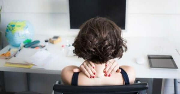 Naisen niskaa särkee.