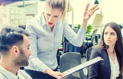 Manipulointi, alhainen empatia ja ylimielinen käyttäytyminen ovat vain yksiä niistä narsistin piirteistä, jotka tekevät hänen kanssaan elämisestä muille erittäin haastavaa