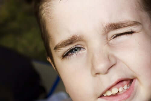 Lapsilla esiintyvät tic-liikkeet.