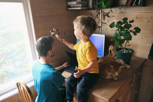 Isä pohtii, voiko etätöitä tehdä kotona jos on lapsia.