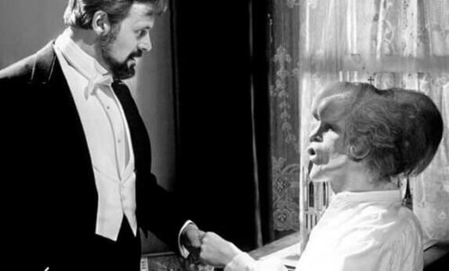 Huolimatta siitä, että tohtori Treves koki suurta läheisyyttä nuoren Merrickin kanssa, oli hän kiinnostunut miehestä myös tieteellisessä mielessä