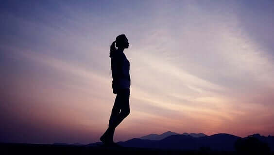 Nainen auringonlaskussa.