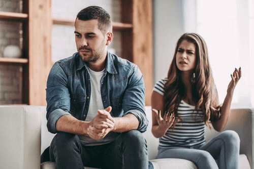 Mies ja nainen kiistelevät.