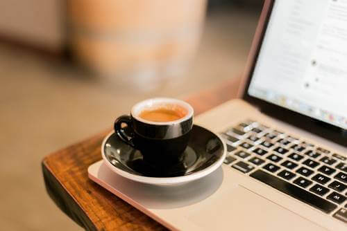 Tietokone ja espresso.