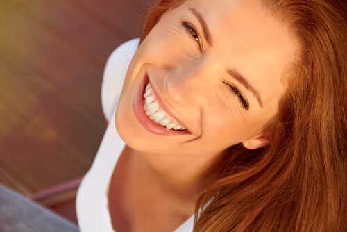 Ylähampaat paljastavalla hymyllä on tutkimusten mukaan tapana vapauttaa endorfiineja ja aktivoida aivojen tyytyväisyydestä vastaavia piirejä